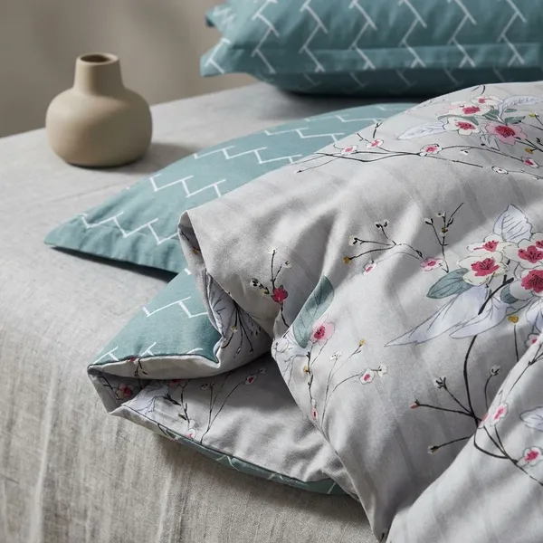 Floral_Printed_Grey_Set_With_Geometric_Patterned_Pillow_Covers