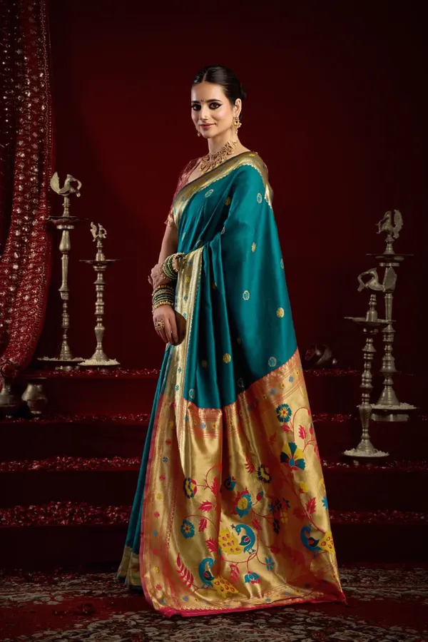 Green_Paithani_Silk_Saree_With_Zari_Pallu_&_Contrast_Blouse_For_Women