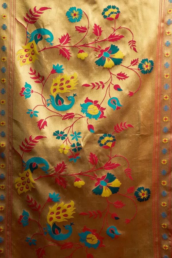 Green_Paithani_Silk_Saree_With_Zari_Pallu_&_Contrast_Blouse_For_Women
