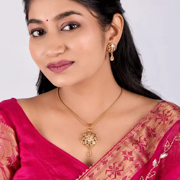 Antique_Kundan_Floral_Pendant_Necklace_Set_With_Stud_Earrings_For_Women