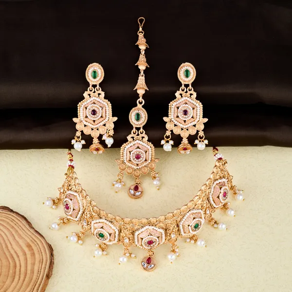 Golden_Antique_Kundan_Hexagon_Bridal_Choker_Necklace_Set_With_Earrings_&_Maang_Tikka_For_Women