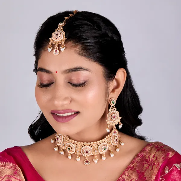 Golden_Antique_Kundan_Hexagon_Bridal_Choker_Necklace_Set_With_Earrings_&_Maang_Tikka_For_Women