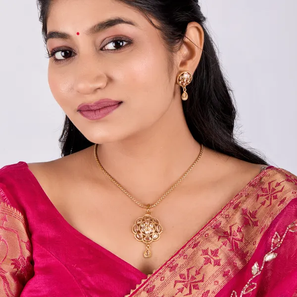 Antique_Kundan_Floral_Pendant_Necklace_Set_With_Stud_Earrings_For_Women