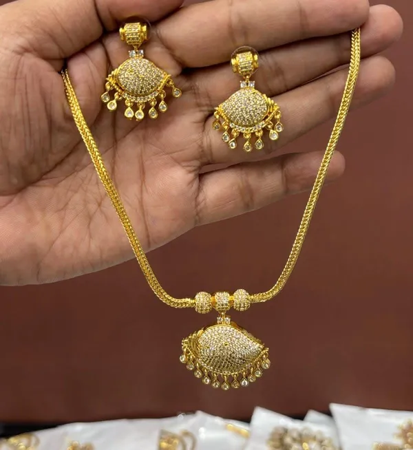 Gold_Finish_AD_Stone_Leaf_Pendant_Necklace_Set