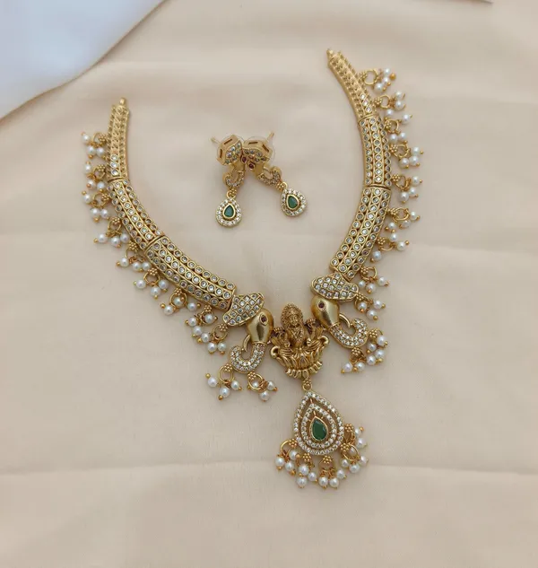 Kundan_Lakshmi_Green_Stone_Pearl_Necklace_Set_with_Earrings