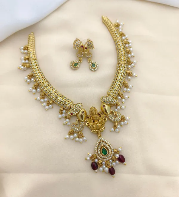 Royal_Kundan_Lakshmi_Green_Stone_Pearl_Necklace_Set