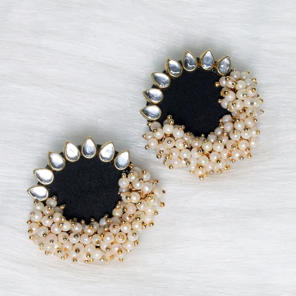 Black_Aavya_Stud_Earring_For_Women