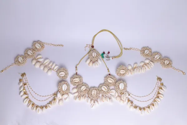White_Zara_Bridal_Set_With_Haathphool