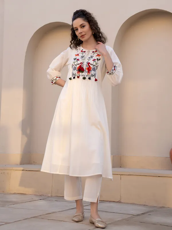 Cream_cotton__yoke_style_kurti_with_keyhole_neck