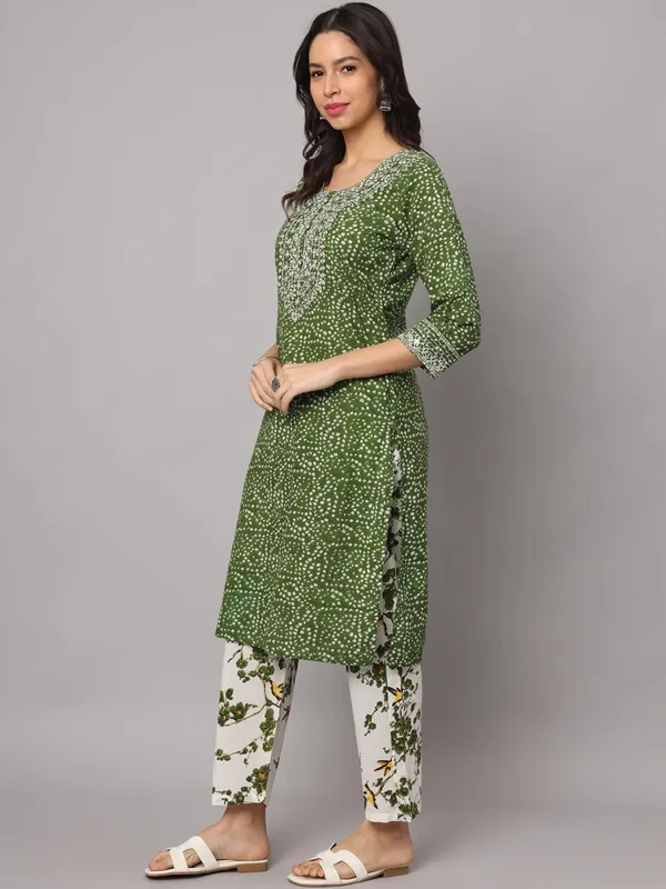 Green_Bandhani_Embroidered_Regular_Thread_Work_Pure_Cotton_Kurta_with_Trousers_For_Women