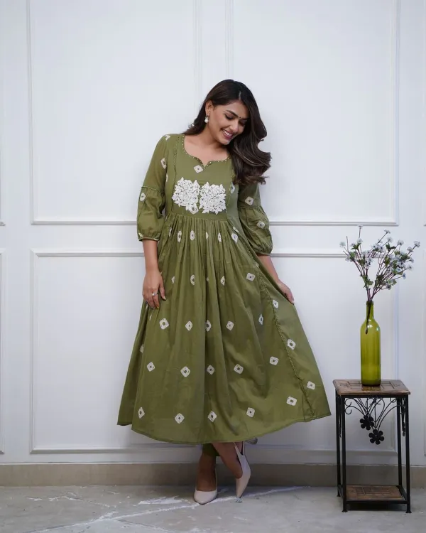 Women's_Rayon_Blend_Anarkali_Printed_Kurta_with_Pant