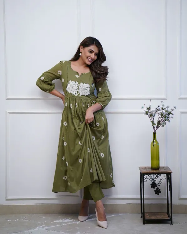 Women's_Rayon_Blend_Anarkali_Printed_Kurta_with_Pant