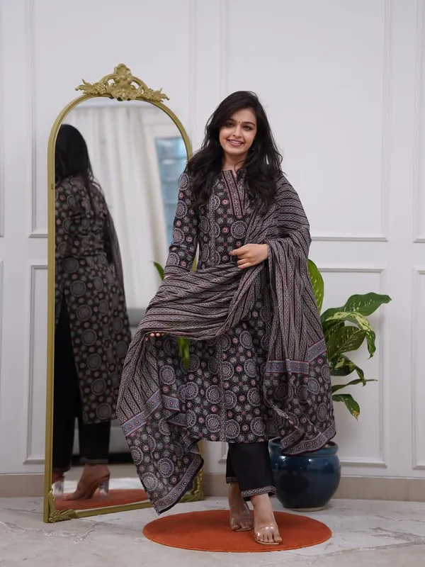 Beautiful_cotton_design_kurta_set_for_Girls_and_Women's