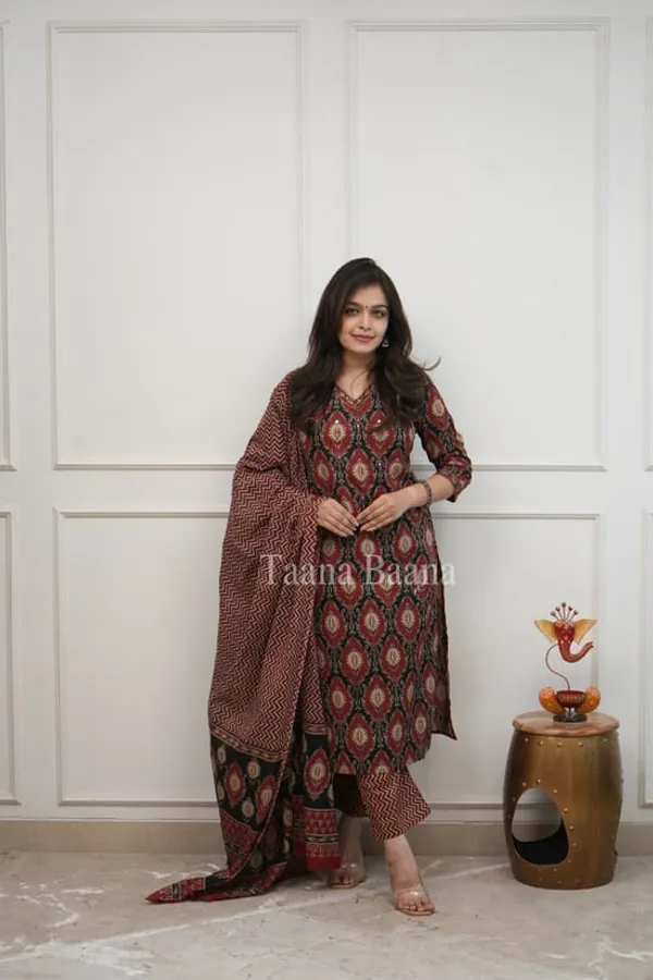 Beautiful_design_work_kurti_pant_with_dupatta_for_Girls_and_Women's