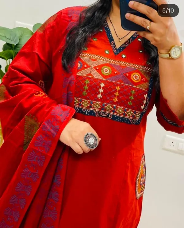 Beautiful_trendy_kurta_pant_with_dupatta_for_Girls_and_Women's