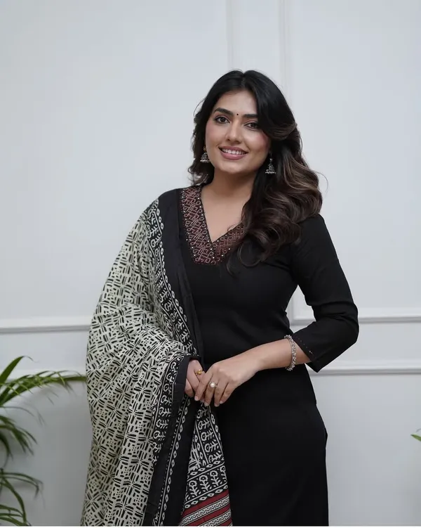 Black_Latest_Trendy_Kurti_And_Pant_Set_With_Dupatta__For_Women