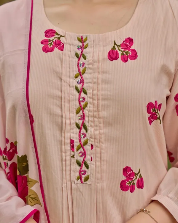Stylish_floral_print_kurta_set_with_beautiful_Dupatta_for_Girls_and_Women's