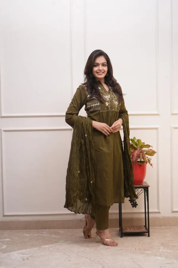 Stylish_work_kurti_pant_with_dupatta_for_Girls_and_Women's