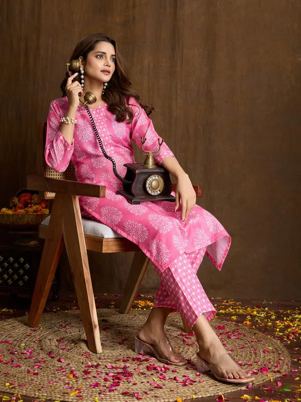 Pink_Cotton_Blend_Chetak_Kurta_Set_For_Women