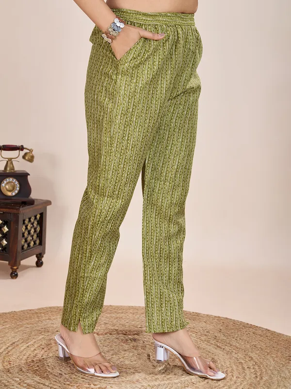 Mehandi_Cotton_Blend_Fab_Kurta_Set_For_Women