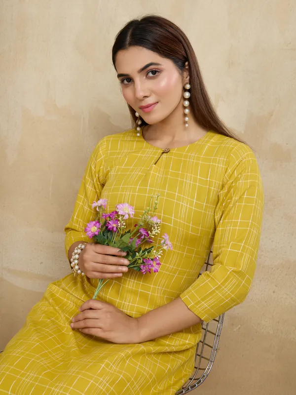 Yellow_Cotton_Blend_Rashi_Kurta_Set_For_Women