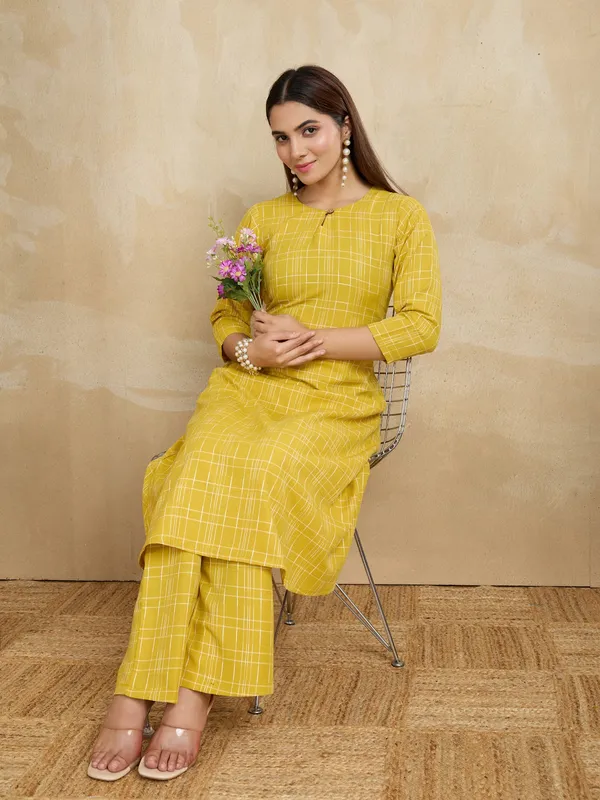 Yellow_Cotton_Blend_Rashi_Kurta_Set_For_Women