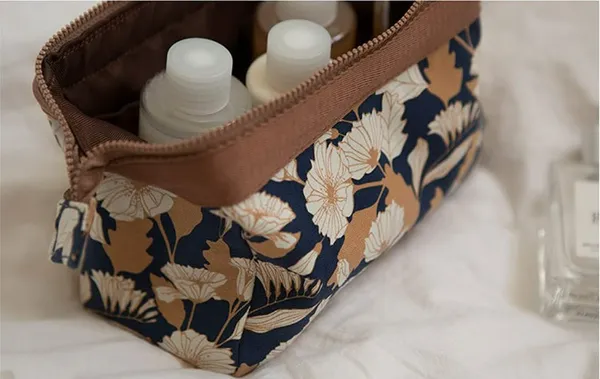 Brown-Daisy_Polyester_Fabric_Toiletry_Bag