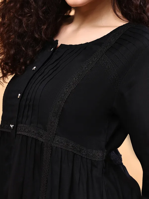 TOP_with_lace_detailing_BLACK_RAYON