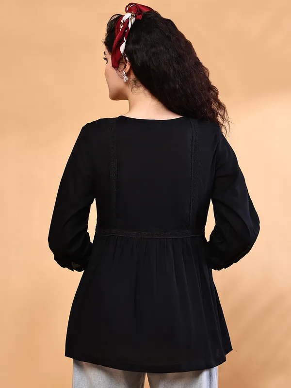 TOP_with_lace_detailing_BLACK_RAYON