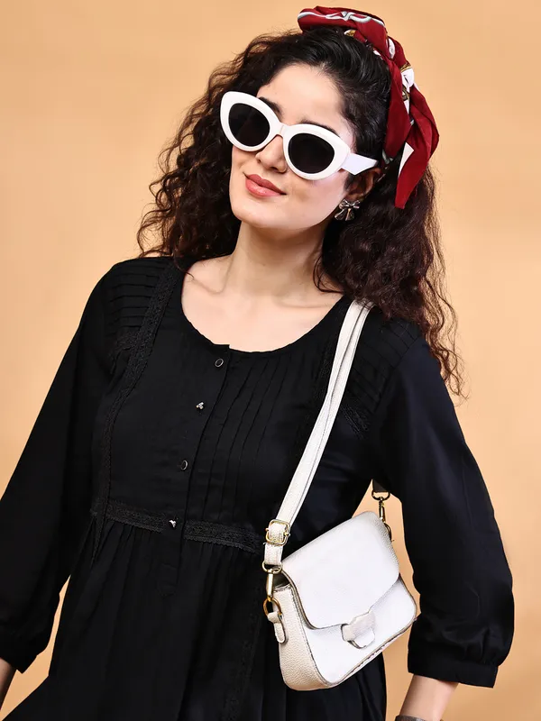 TOP_with_lace_detailing_BLACK_RAYON