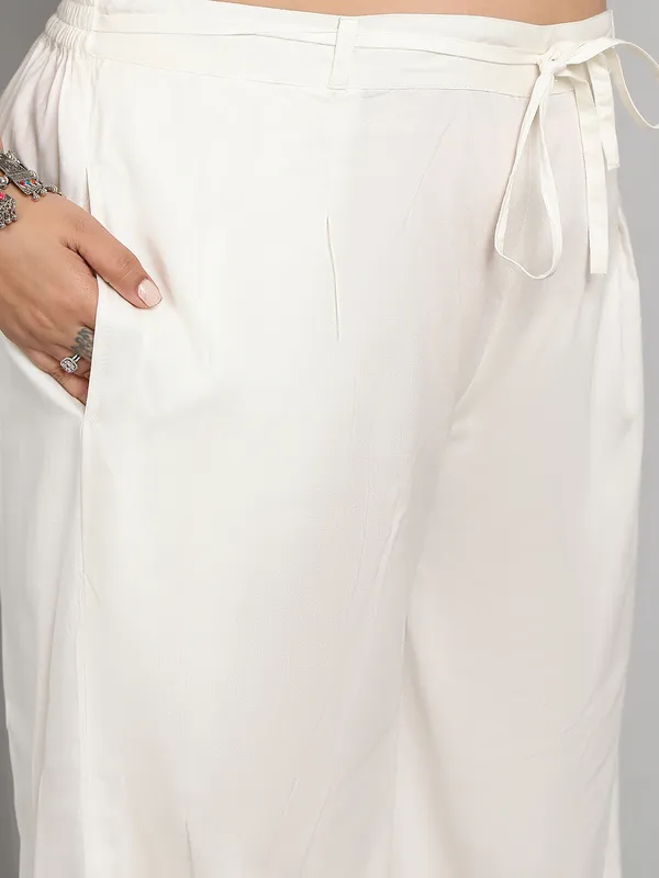 White_Rayon_Skd_With_Mandarin_Collar_&_Placement_Print