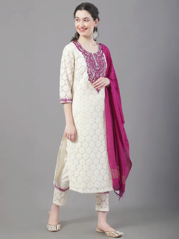 Embroidered_Kurta_Set_In_Schiffle