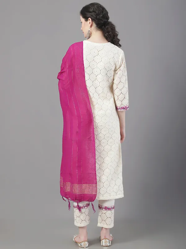 Embroidered_Kurta_Set_In_Schiffle
