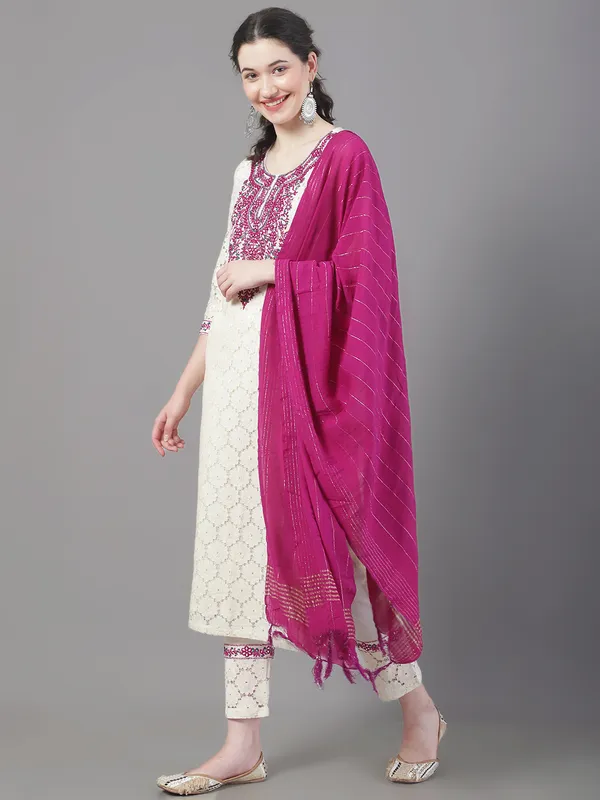 Embroidered_Kurta_Set_In_Schiffle