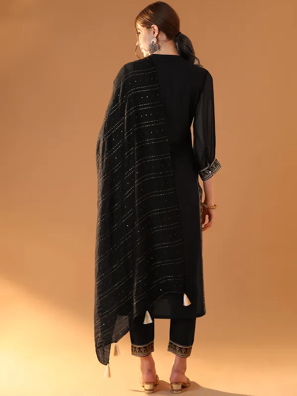 Black_Premium_Viscose_Rayon_Three_Fourth_Sleeves_Kurta_Set_For_Women