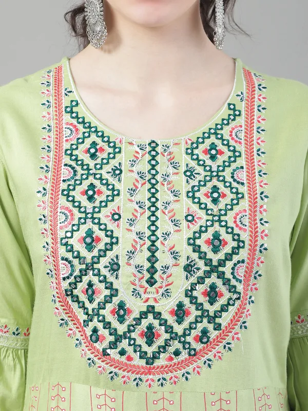 Green_Premium_Viscose_Rayon_Three_Fourth_Sleeves_Kurta_Set_For_Women