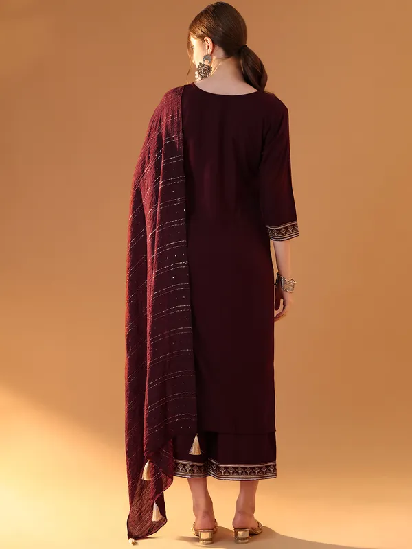 Maroon_Premium_Viscose_Rayon_Three_Fourth_Sleeves_Kurta_Set_For_Women
