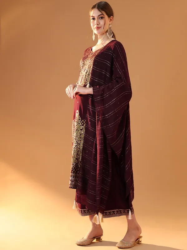 Maroon_Premium_Viscose_Rayon_Three_Fourth_Sleeves_Kurta_Set_For_Women