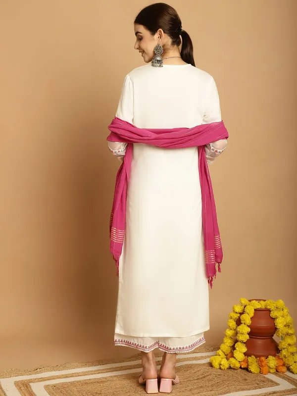 White_Premium_Viscose_Rayon_Three_Fourth_Sleeves_Kurta_Set_For_Women