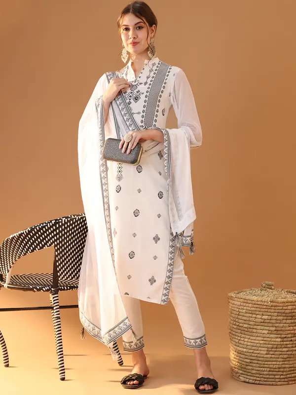 White_Premium_Viscose_Rayon_Three_Fourth_Sleeves_Kurta_Set_For_Women