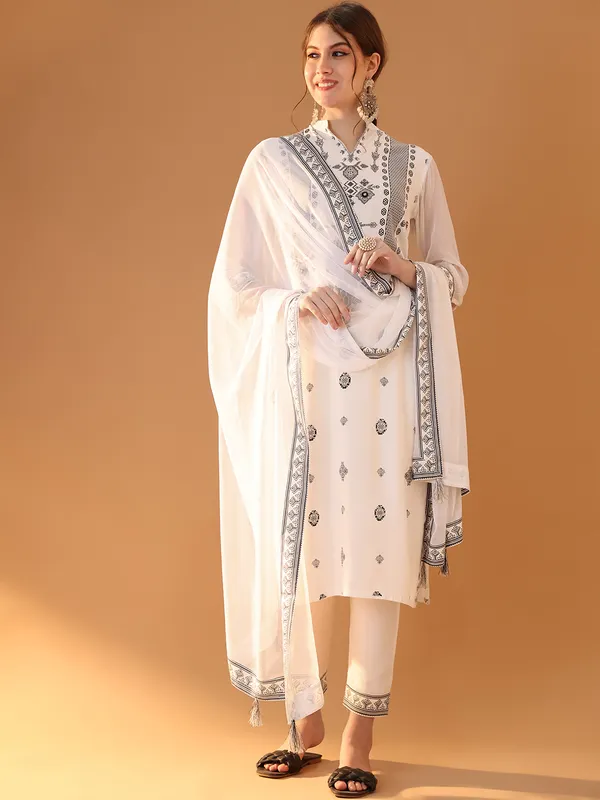 White_Premium_Viscose_Rayon_Three_Fourth_Sleeves_Kurta_Set_For_Women