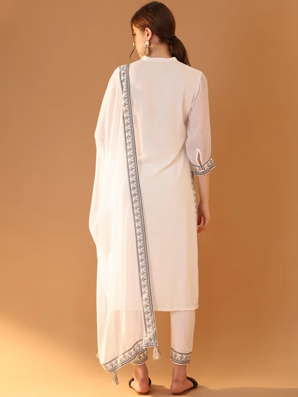 White_Premium_Viscose_Rayon_Three_Fourth_Sleeves_Kurta_Set_For_Women