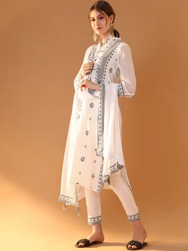 White_Premium_Viscose_Rayon_Three_Fourth_Sleeves_Kurta_Set_For_Women
