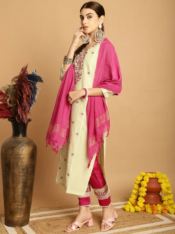 Green_Premium_Chanderi_Three_Fourth_Sleeves_Kurta_Set_For_Women
