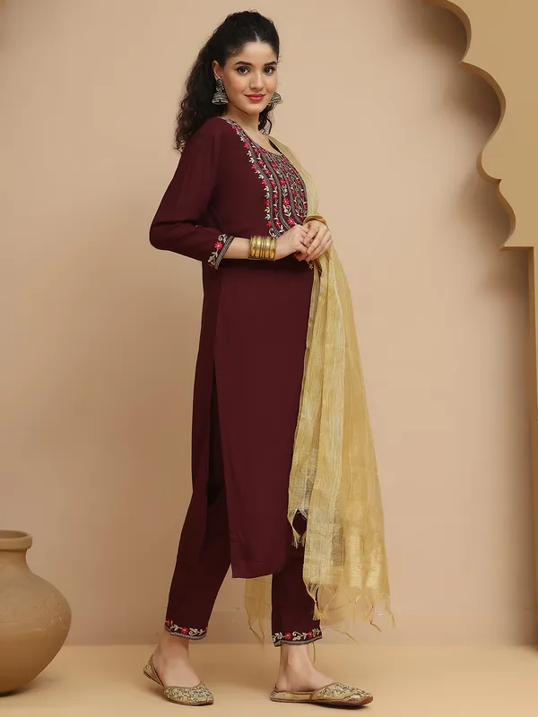 Burgundy_Premium_Viscose_Rayon_Three_Fourth_Sleeves_Kurta_Set_For_Women