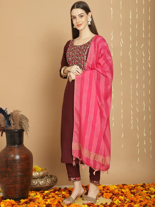 Burgundy_Premium_Viscose_Rayon_Three_Fourth_Sleeves_Kurta_Set_For_Women