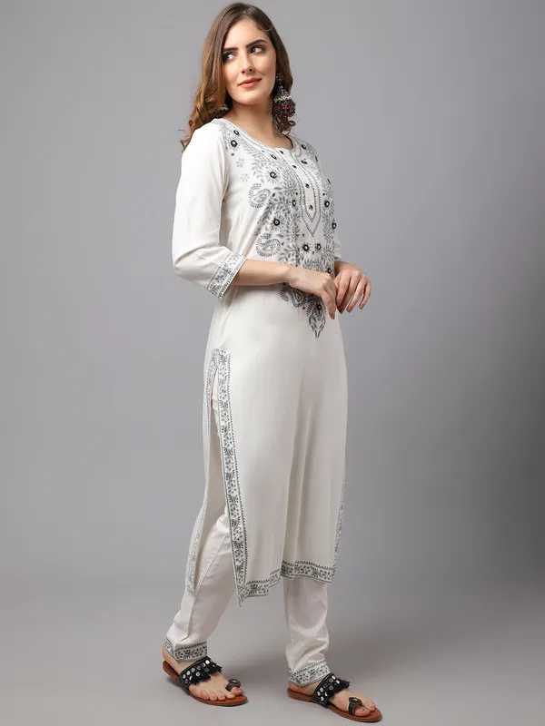 White_Premium_Viscose_Rayon_Three_Fourth_Sleeves_Kurta_Set_For_Women