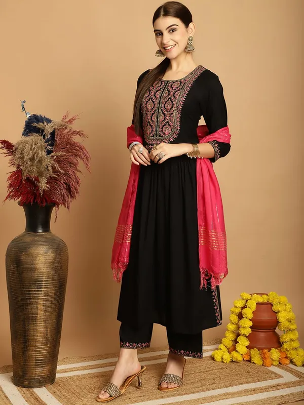Kurta_With_Palazzo_&_Dupatta