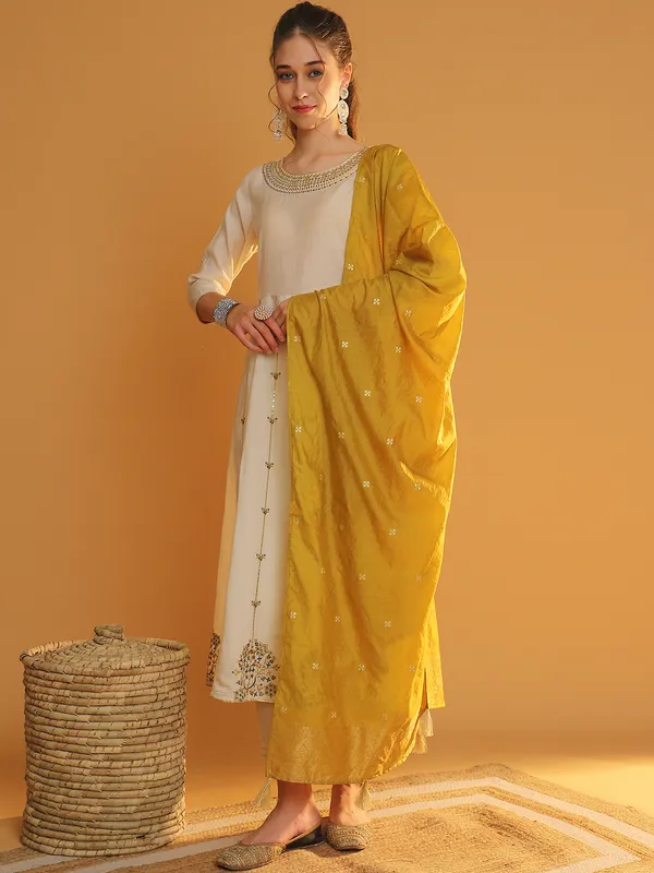 Cream_Visc_Rayon_Embroidery_Anarkali_Kurta_Set