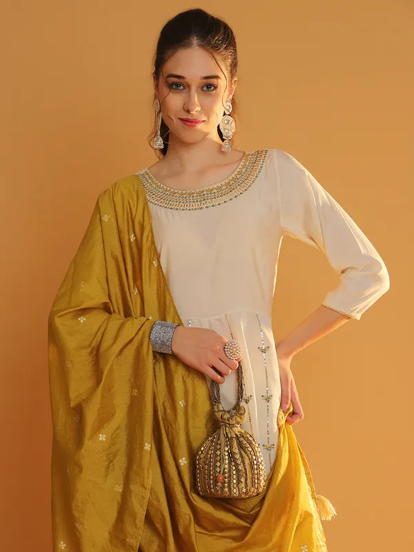 Cream_Visc_Rayon_Embroidery_Anarkali_Kurta_Set